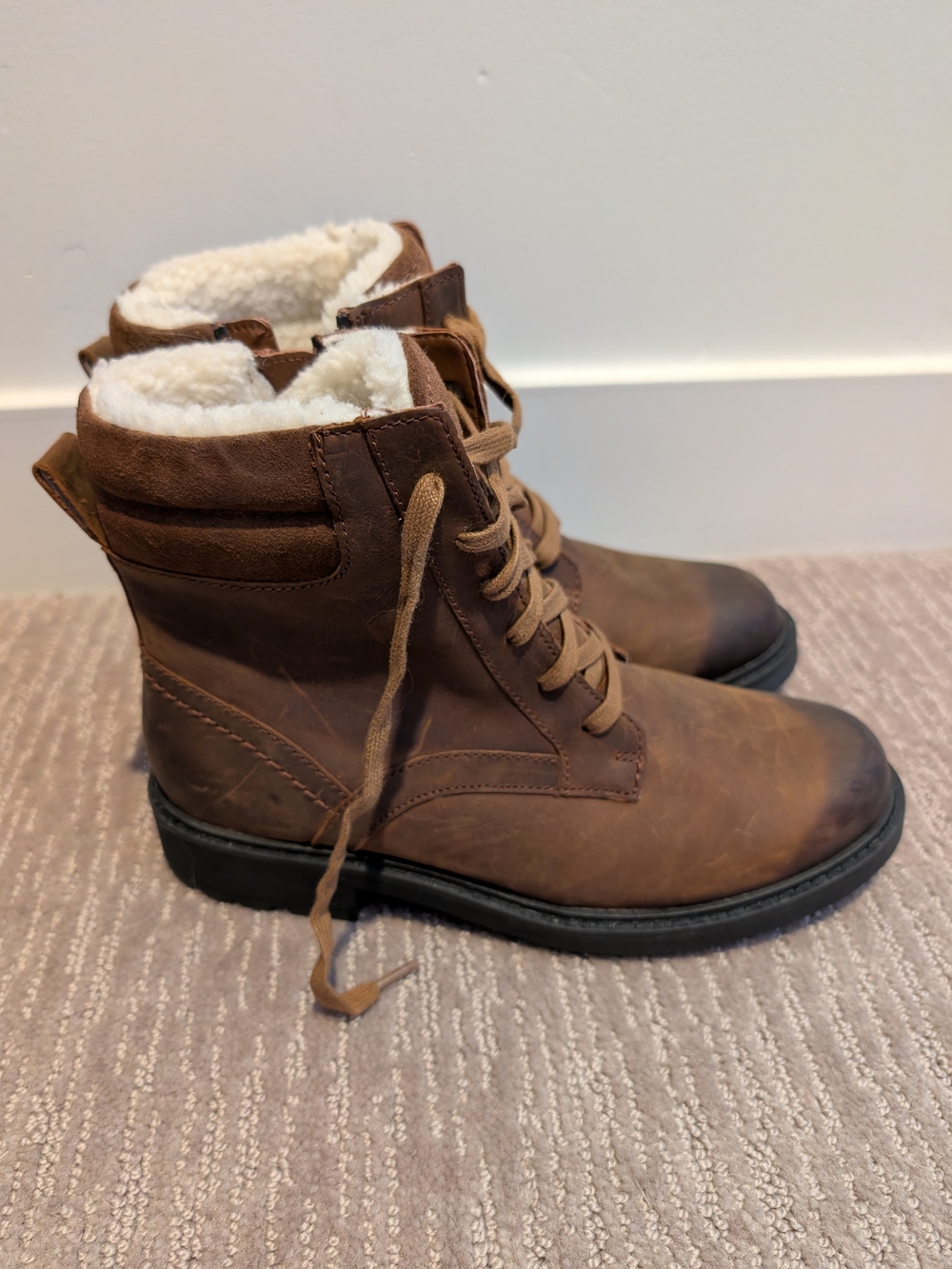 NWOT Women's Clarks Distressed Look Shearling Lined Boots